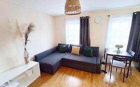 1- Bedroom Flat In London, Sleeps 4, Good Transport Link