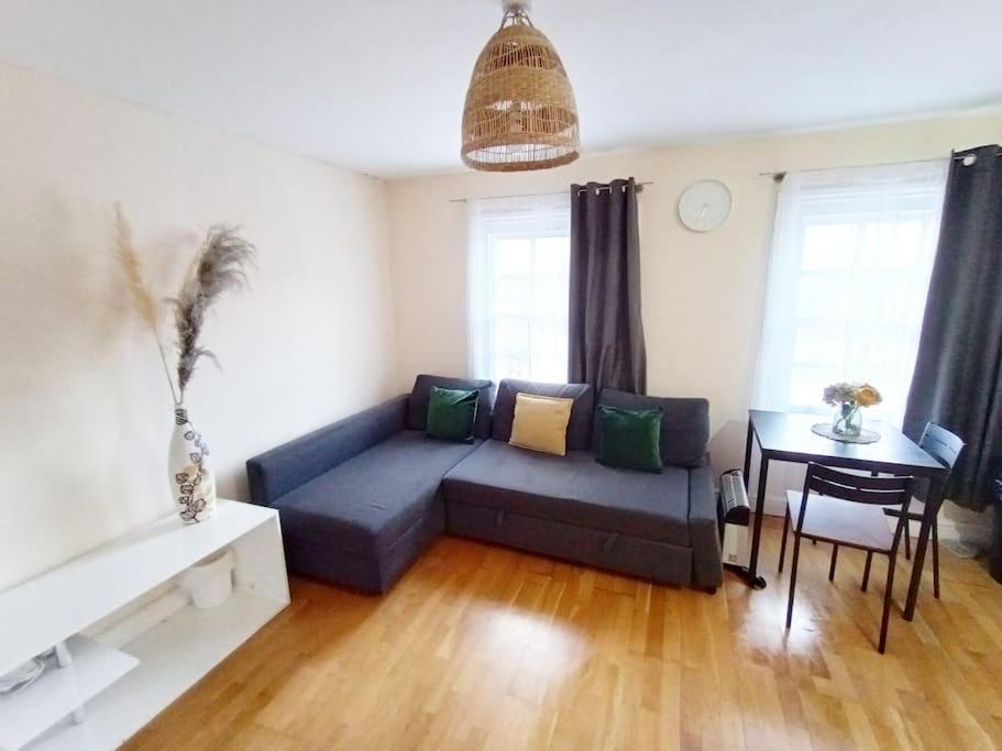 1- Bedroom Flat In London, Sleeps 4, Good Transport Link Exterior photo