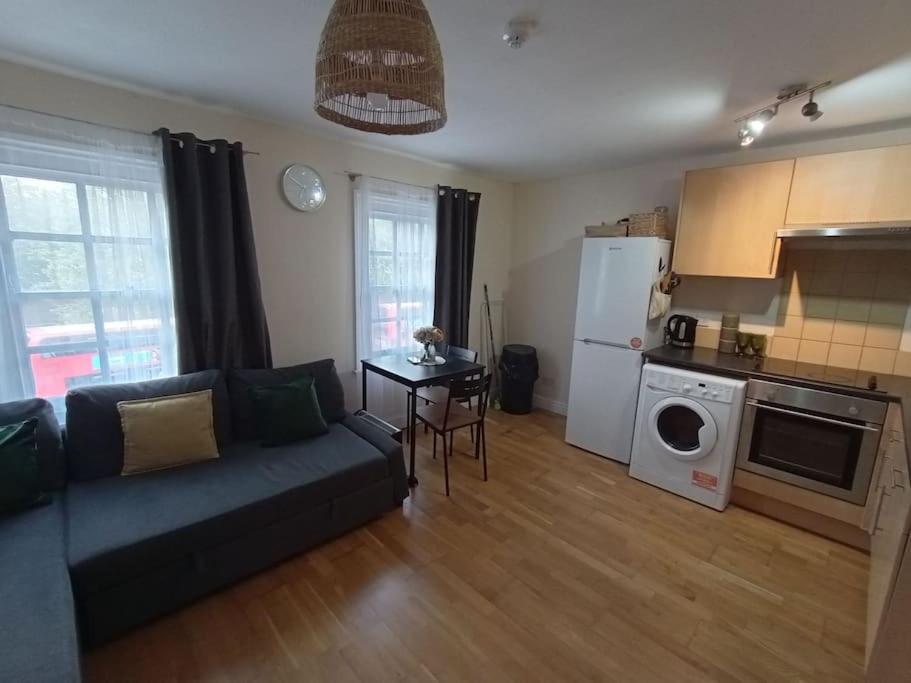 1- Bedroom Flat In London, Sleeps 4, Good Transport Link Exterior photo