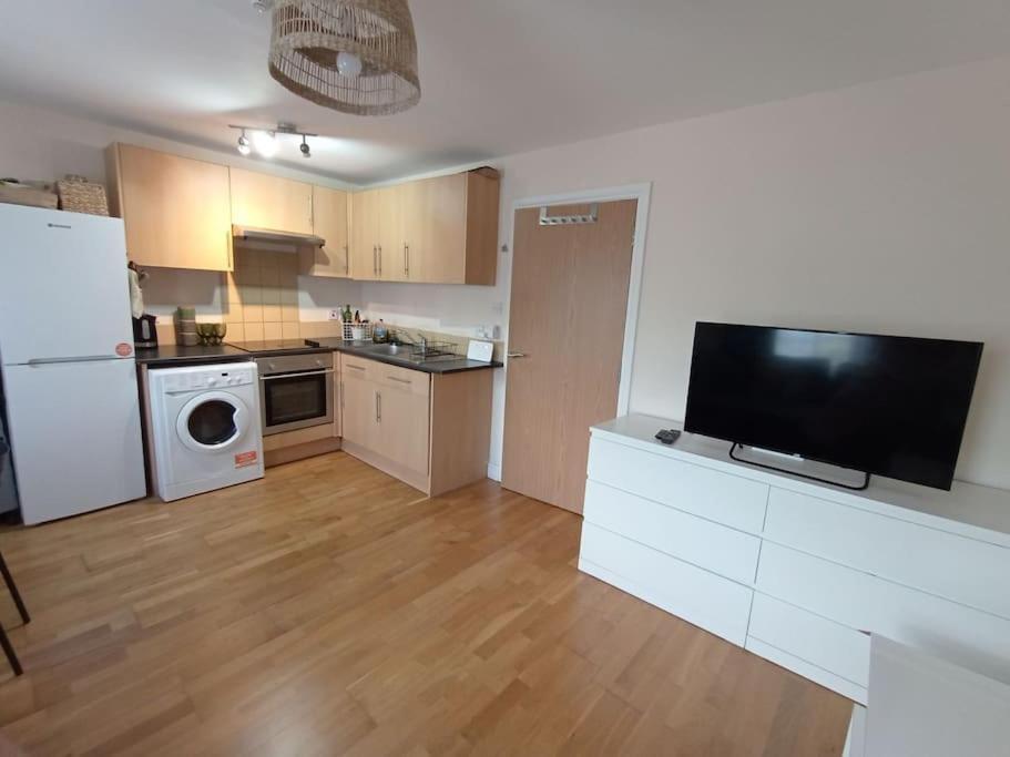 1- Bedroom Flat In London, Sleeps 4, Good Transport Link Exterior photo